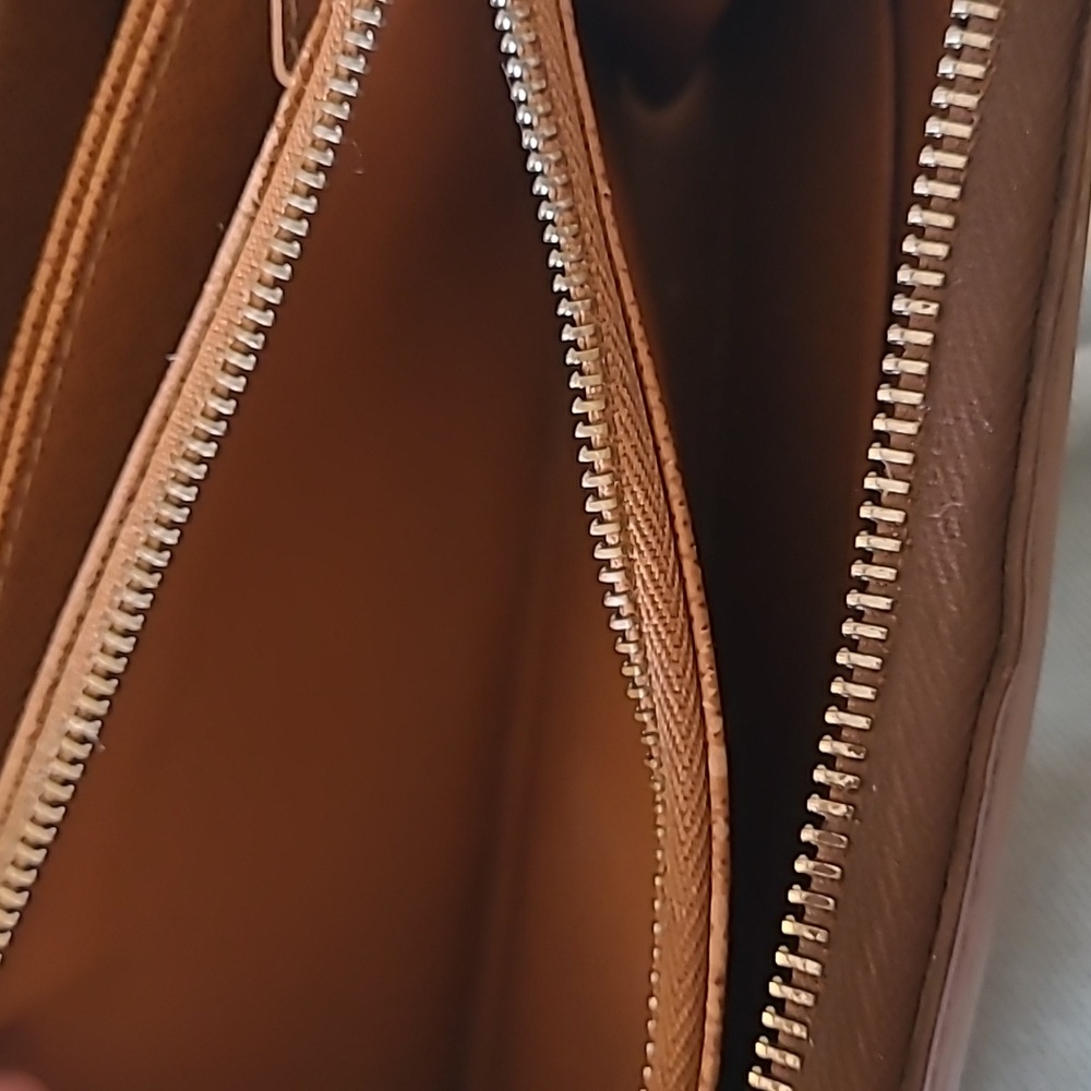 Louis Vuitton Epi Unisex Wallet - Picture 7 of 8